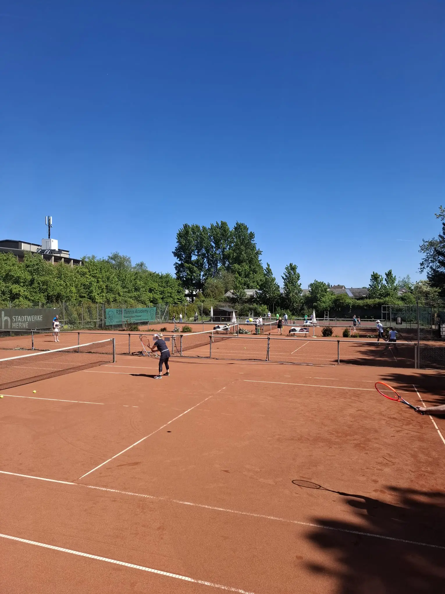 Blick von der Terrasse auf die Tennisanlage TC Friedrich der Große