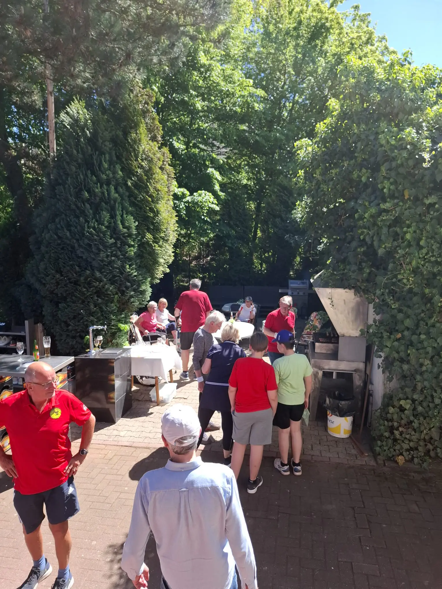 Blick von der Terrasse zum Clubhaus Bereich mit Grill