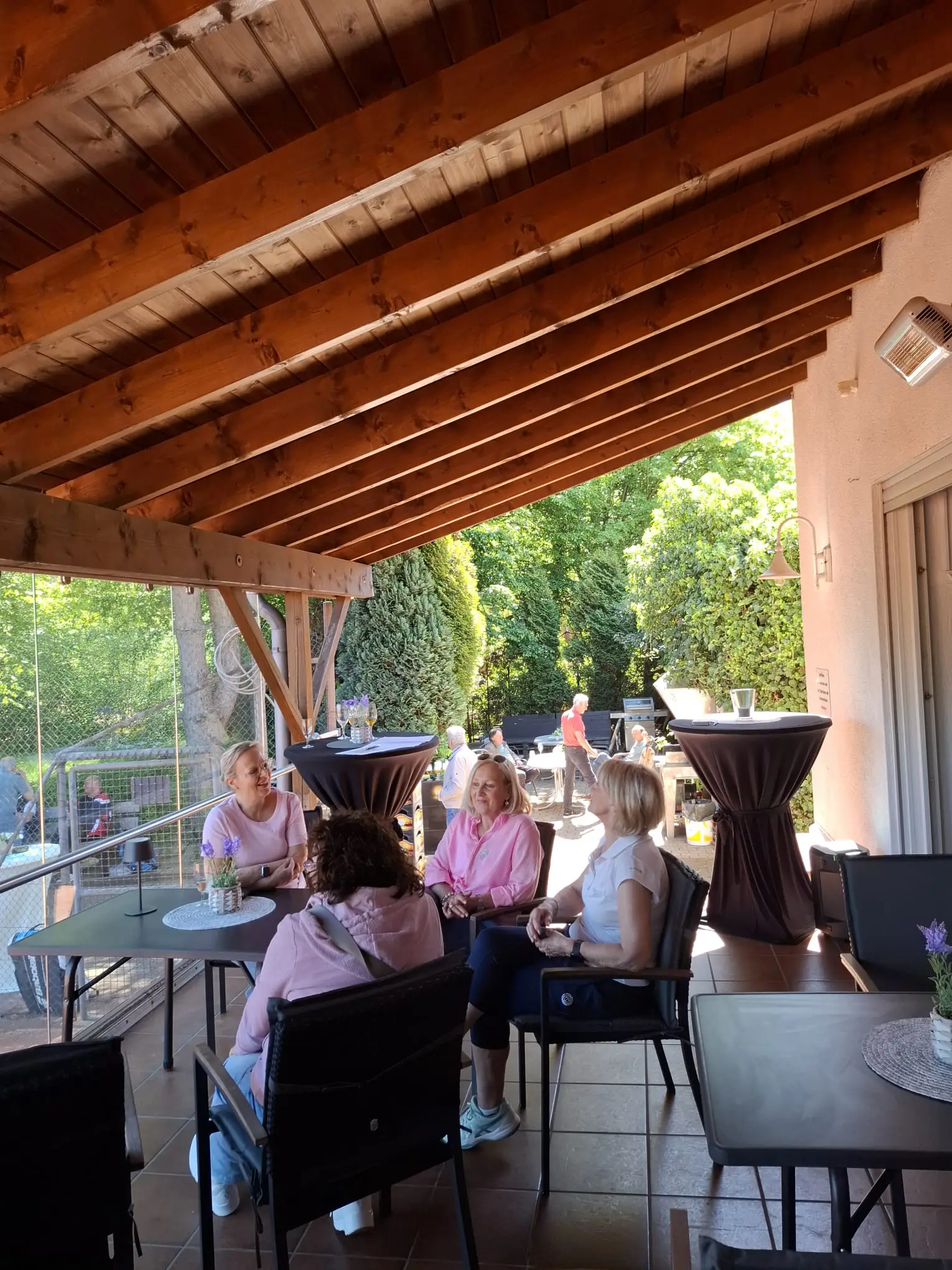 Sonnige Vereinsterrasse am Clubhaus des TC FdG Herne